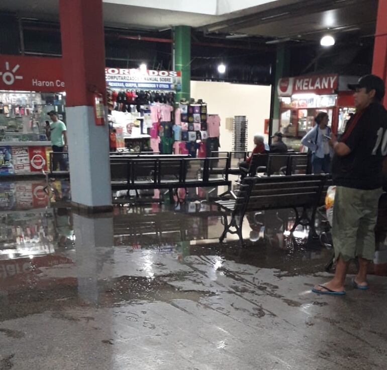 Intenso temporal inundó en la Estación de Buses de Asunción