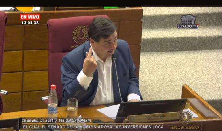 El senador Salyn Buzarquis argumentando para la aprobación del proyecto de declaración sobre criptominerías.