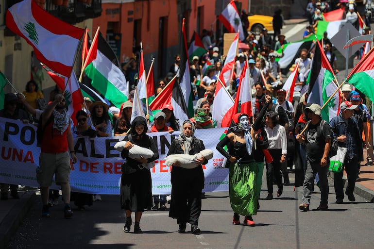 Persona participan en una marcha pro Palestina este sábado en Quito (Ecuador). Una nutrida marcha de activistas desfiló por las calles del centro de la capital ecuatoriana para conmemorar el primer aniversario del inicio de la guerra de Israel contra Hamás. 