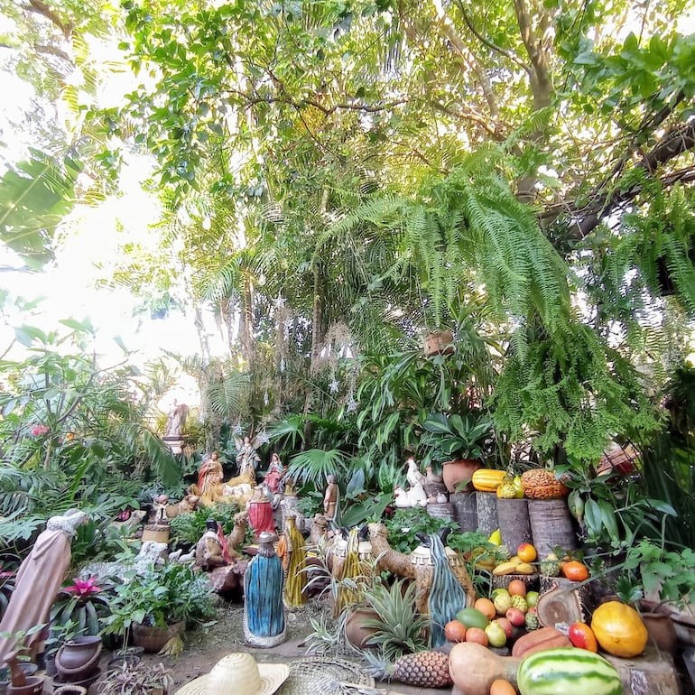 El pesebre integra frutas, plantas y piezas ornamentales, creando una representación única del nacimiento de Jesús que invita a reflexionar sobre el cuidado de la naturaleza.