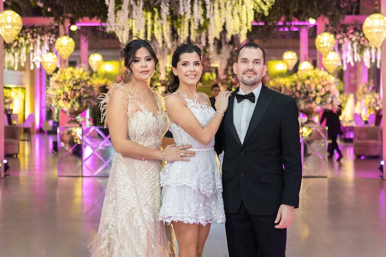 La quinceañera con padres Celia Peralta y Samy Annahas. 