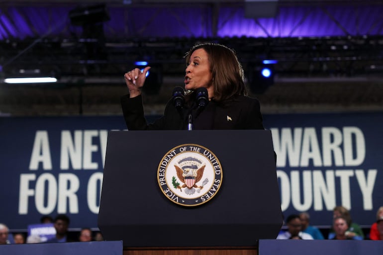 La candidata presidencial demócrata, la vicepresidenta Kamala Harris, hace campaña en Michigan, un estado clave en la batalla electoral por llegar a la Casa Blanca.