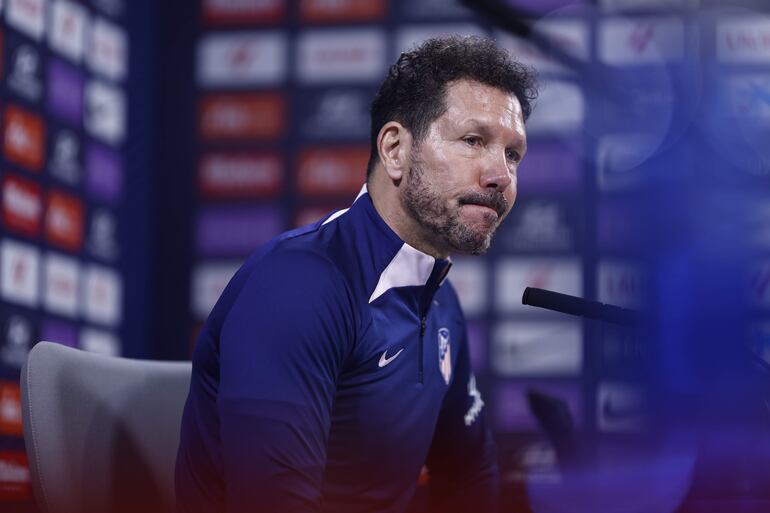 Diego Simeone, entrenador del Atlético Madrid, en una rueda de prensa después de dirigir un entrenamiento del equipo en la Ciudad deportiva Wanda en Majadahonda, en Madrid.