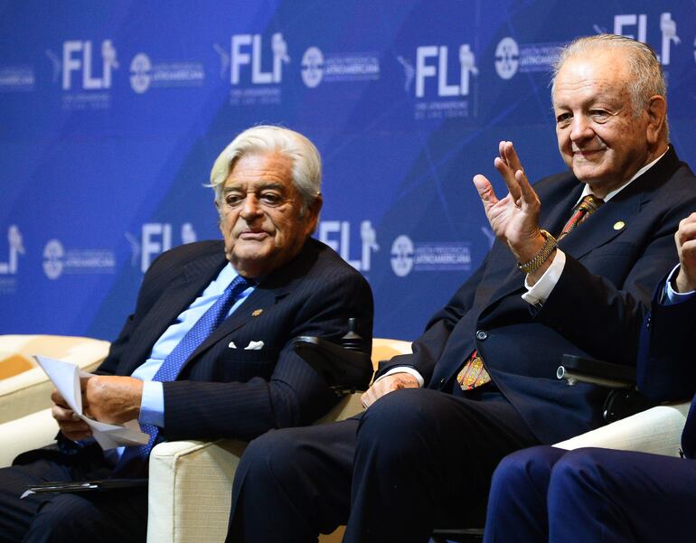 El expresidente de Uruguay, Luis Lacalle Herrera (i) y el exmandatario de Paraguay, Juan Carlos Wasmosy (d) participan en un evento del Foro Latinoamericano de las Ideas, en el Salón Teatro de la Conmebol en Asunción (Paraguay). Asunción acoge este martes el Foro Latinoaméricano de las Ideas (FLI), que ha convocado a expresidentes de la región y es organizado por la Misión Presidencial Latinoamericana. (EFE)