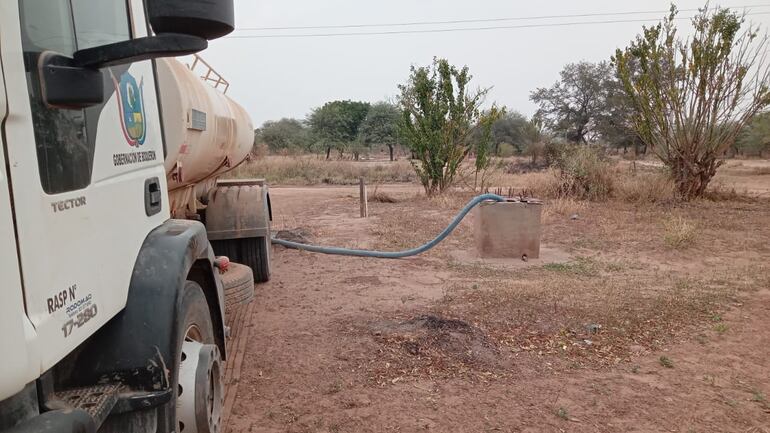 Entidades del departamento de Boquerón y representantes de la Secretaría de Emergencia de Emergencia Nacional (SEN) vienen realizando la constante distribución de agua a diversas zonas de la región.