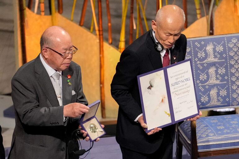 Shigemitsu Tanaka (i) y Toshiyuki Mimaki, (d), representantes de la organización japonesa "Nihon Hidankyo", en la ceremonia de entrega del galardón, en Oslo. 