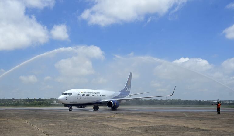 El avión de la aerolínea Boliviana de Aviación (BoA) en el aeropuerto Silvio Pettirossi. Se trata de un Boeing 737/800, con capacidad para 168 pasajeros.