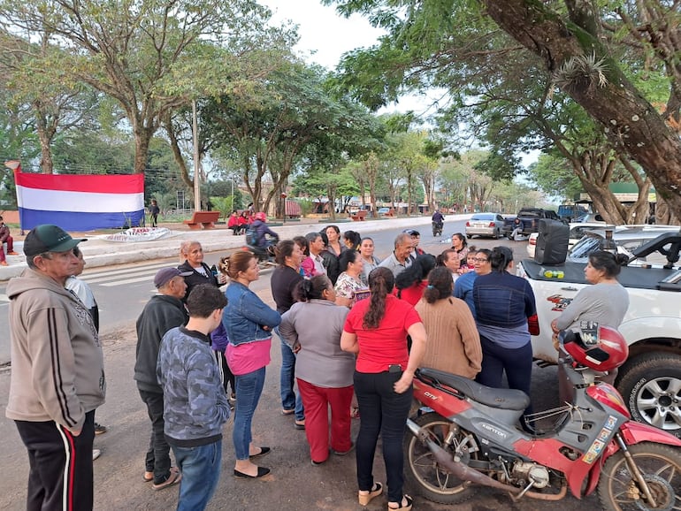 El grupo de vecinos de Nueva Italia que se manifestó ayer frente a la municipalidad local para exigir que la Junta Municipal declaré persona no grata al director del IX Región Sanitaria, doctor Lytton Snead.