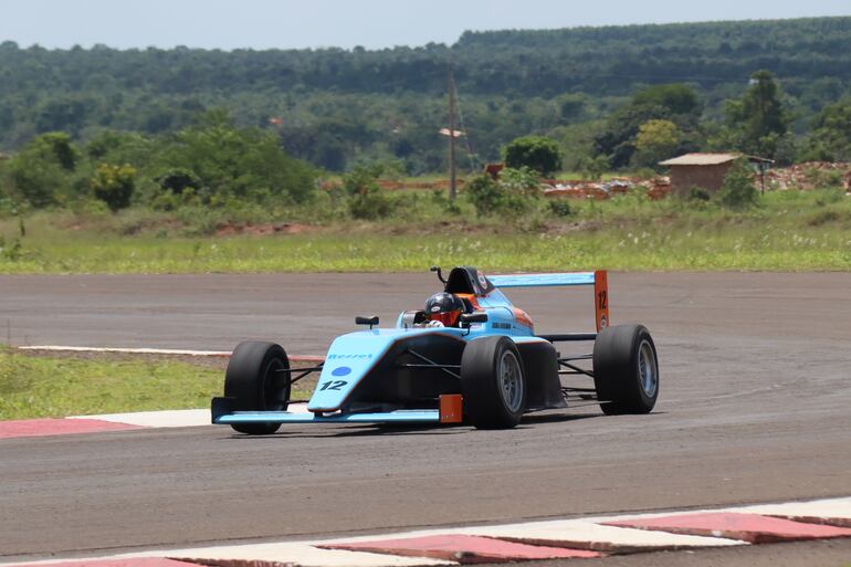 Sasha Beisemann, de 16 años, probó satisfactoriamente un F4 en el vecino país.