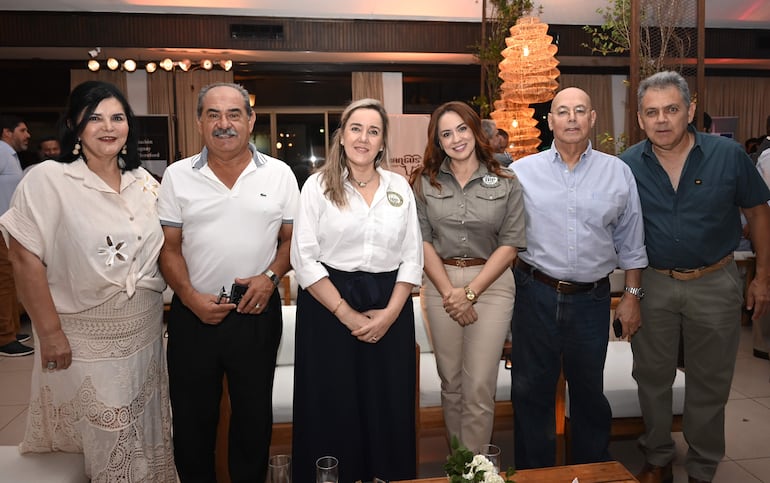 Sonia Fleitas, Carlos Giménez López, Sandra Miltos, Carol Kennedy, Jorge Lamar y Miguel Doldan. 