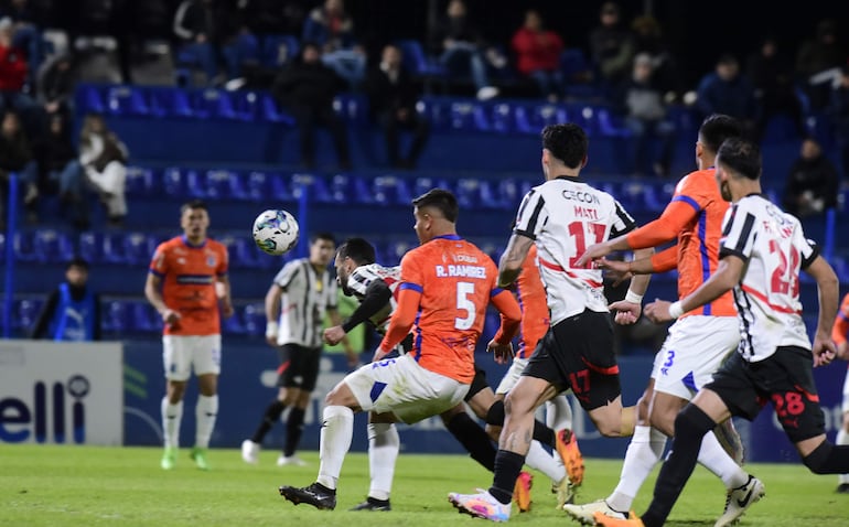 Momento exacto en el que Antonio Bareiro llega para conectar el balón con la cabeza y anotar el segundo tanto.