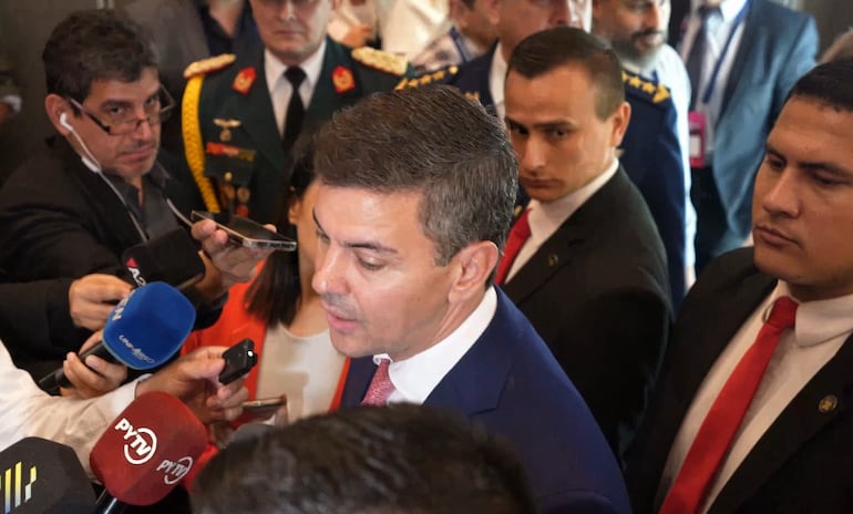 Santiago Peña Presidente de la República en conversación con medios de prensa tras participar de Expo Negocios.