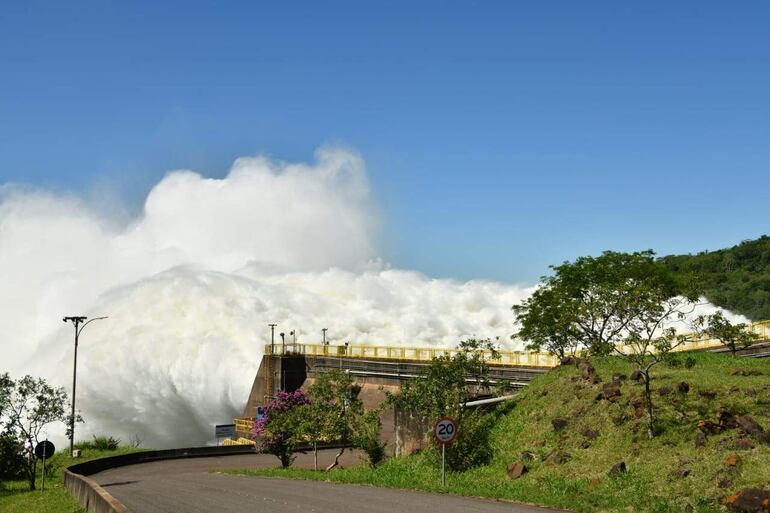 Itaipú vierte agua a través de su vertedero al curso inferior del río Paraná. La operación es posible gracias al tiempo lluvioso, de lo contrario sería un derroche del único factor insustituible en una central hidroeléctrica.