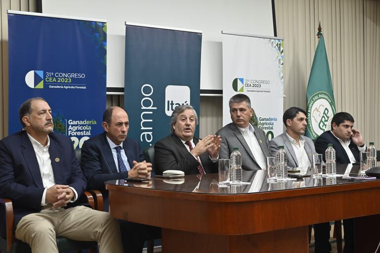 Mario Balmelli, Pablo Caputi, Conrado Ferber, Diego Heisecke, Marco Pereira, entre otros, durante la conferencia de prensa organizad por el CEA