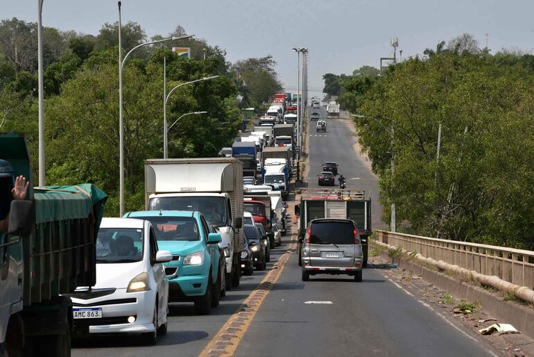 Drivers wait for the road to be cleared during a protest by commercial traders from the Nanawa area, on the border with Clorinda, Argentina, at the Remanso bridgehead on the outskirts of Asuncion on September 18, 2023. (Photo by NORBERTO DUARTE / AFP)