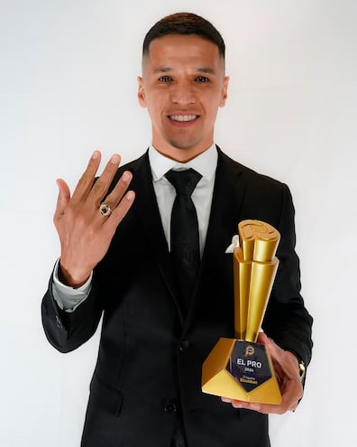 Arce exhibe el anillo de oro que ganó por ser el mejor jugador.