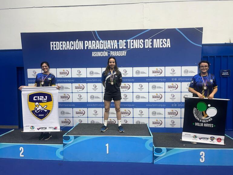 Lourdes Portillo (centro),  Mariana Ramírez (izq) y  María Nadiri Aguayo (der) en el podio de la Sub 21.