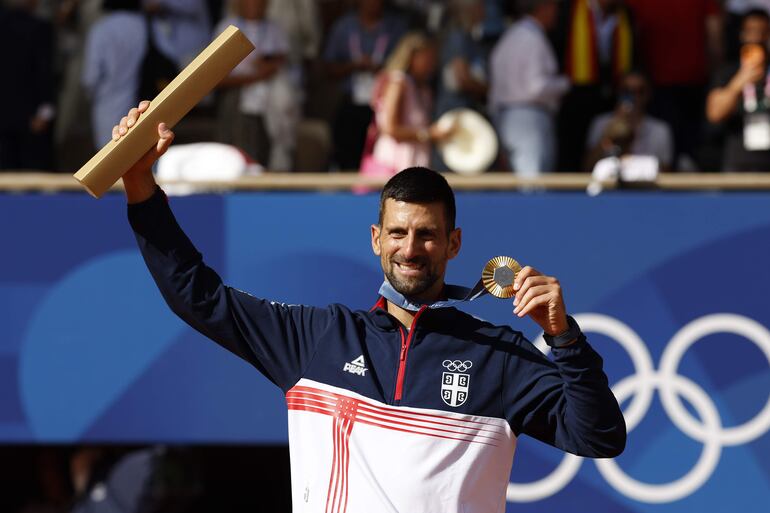 El tenista serbio Novak Djokovic posa con la medalla de oro en el podio tras la final individual masculina de tenis de los Juegos Olímpicos de París 2024.