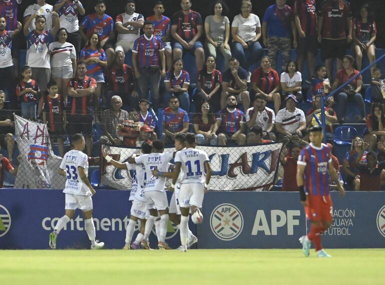 Los jugadores del Sportivo Ameliano festejan un gol en el partido frente a Cerro Porteño por la segunda fecha del torneo Apertura 2024 del fútbol paraguayo en el estadio Luis Alfonso Giagni, en Villa Elisa.