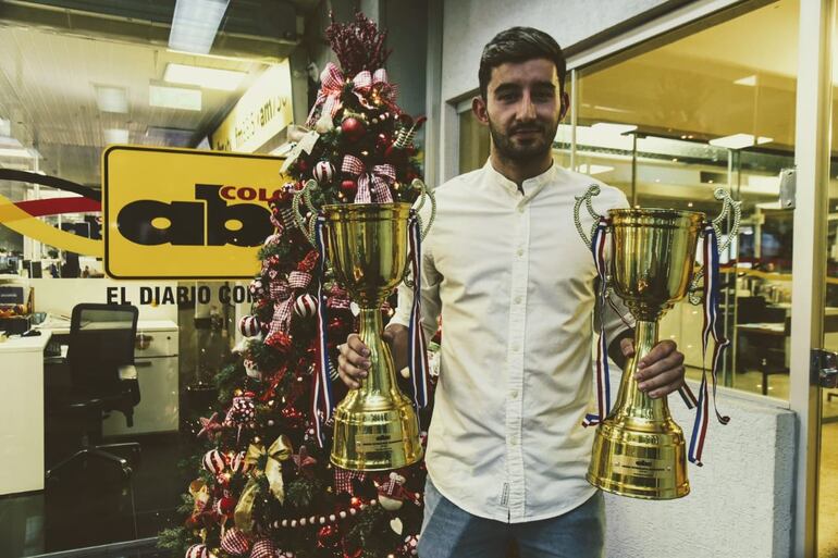 Mathías Villasanti con los premios que ganó como mejor futbolista del año