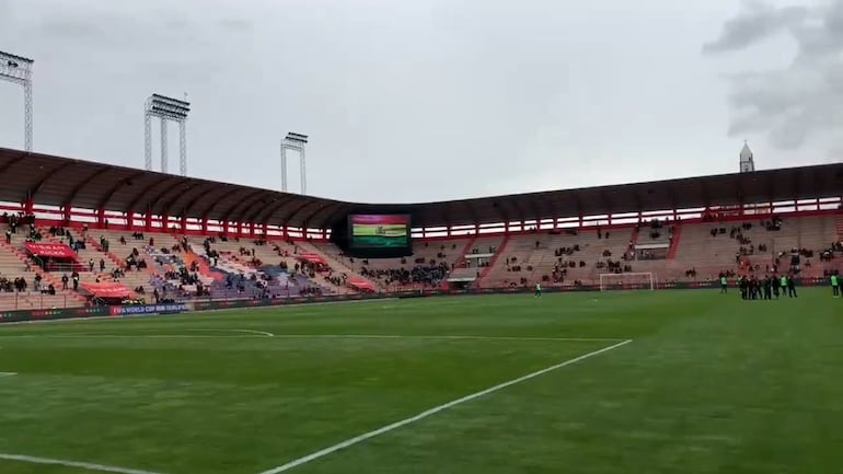 Vista del estadio Municipal El Alto a un ahora y meda del partido entre Bolivia y Paraguay por las Eliminatorias Sudamericanas 2024.