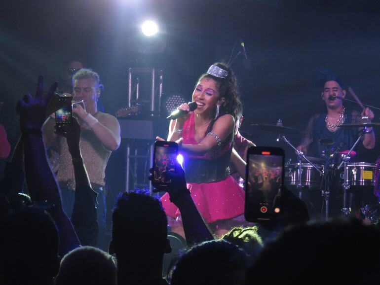 Ivonne Guzmán deslumbró con su voz y entrega durante el show de La Delio Valdez.