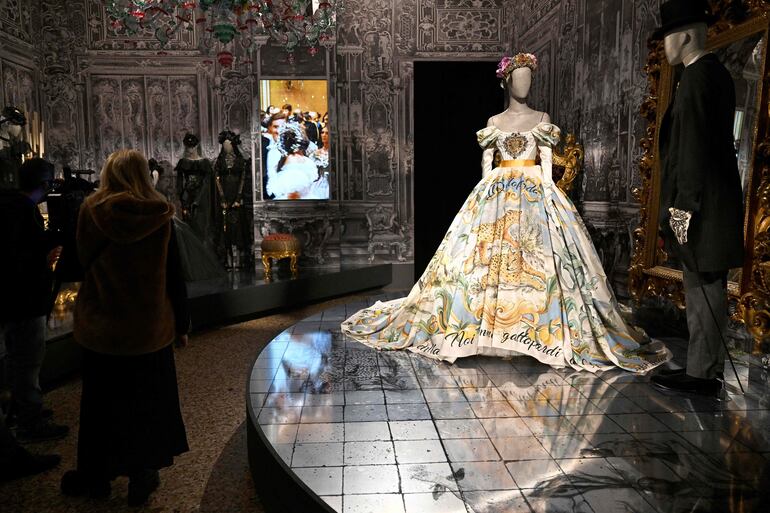 Un visitante asiste a la vista previa para los medios de comunicación de la exposición "del corazón a las manos: Dolce & Gabbana" en el Palazzo Reale de Milán. Del 7 de abril al 31 de julio de 2024, la exposición es una exploración inmersiva en la narrativa detrás de las colecciones de alta costura de Dolce & Gabbana.  