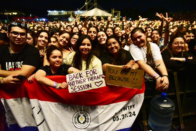 Fans de Louis, en su mayoría mujeres, muchas de ellas acamparon desde un día antes del concierto para tener el lugar más privilegiado, bien cerca de su ídolo.