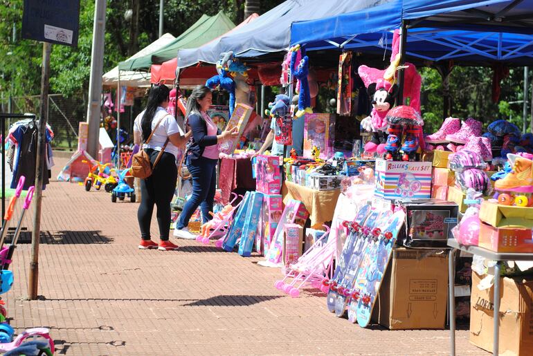 Imagen ilustrativa y de archivo: vendedores esperando a los "Reyes" en el microcentro de Ciudad del Este.