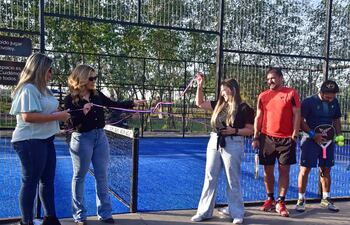 Momento del corte oficial de cinta de la nueva cancha de pádel en el espacio Kia Parks, en el predio del Parque Ñu Guasu.