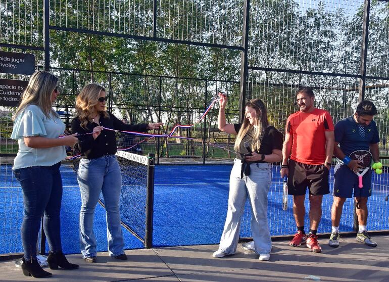 Momento del corte oficial de cinta de la nueva cancha de pádel en el espacio Kia Parks, en el predio del Parque Ñu Guasu.