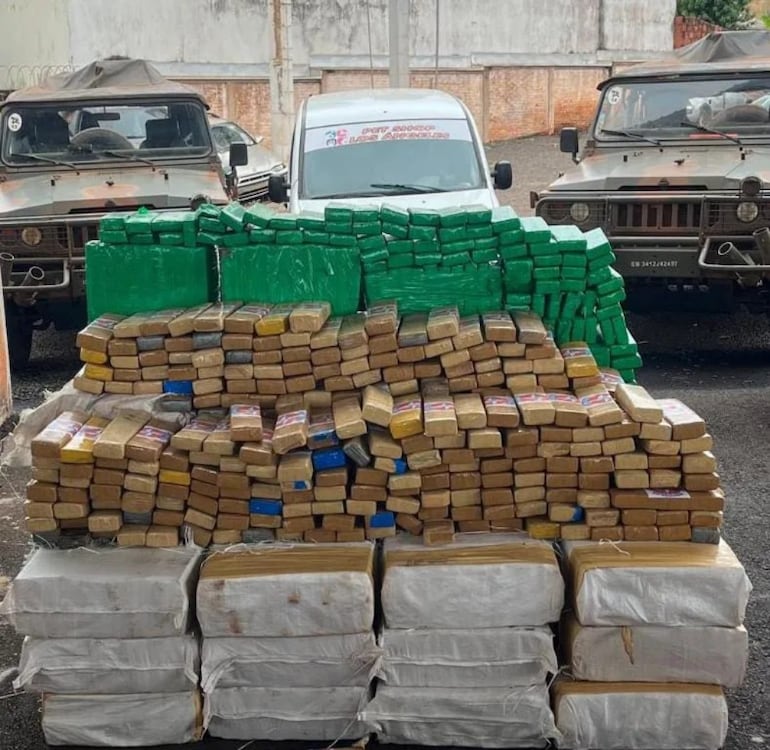 Cargamento de 1.727 kilos de marihuana prensada incautada en Brasil.