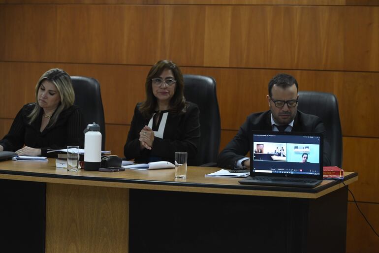 El tribunal integrado por María Luz Martínez (presidenta), Dina Marchuk y Federico Rojas que juzga a Laura Mariana Villalba.