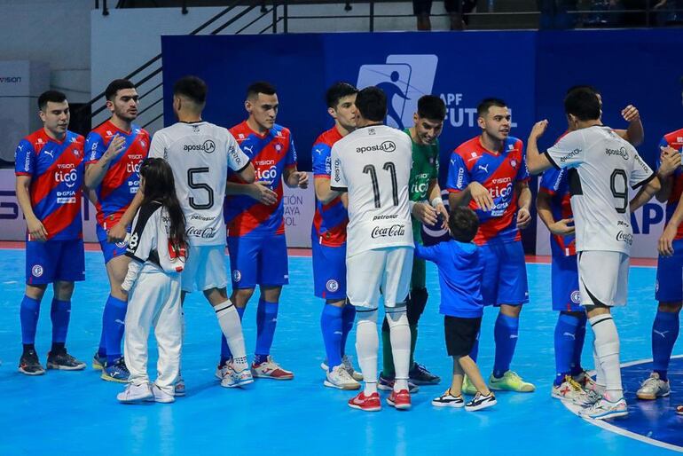 Los jugadores de Cerro Porteño y Olimpia se saludan en la previa de la final de ida del torneo Apertura 2023 de la Liga Premium de Futsal FIFA.