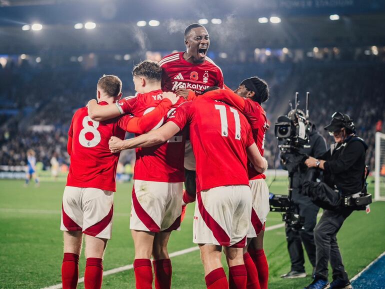 Los futbolistas del Nottingham Forest celebran un gol en el partido frente a Leicester por la fecha 9 de la Premier League en el estadio King Power, en Leicester, Inglaterra.