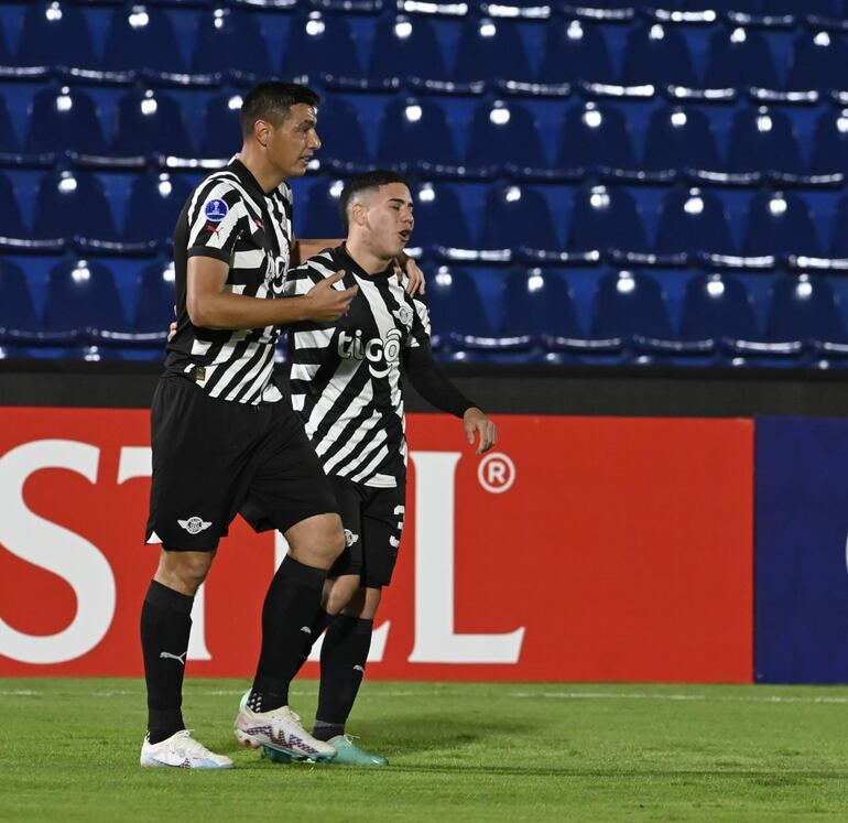 Los jugadores de Libertad, Óscar Cardozo y Enso González, celebrando el gol de 'Tacuara' ante Tigre.