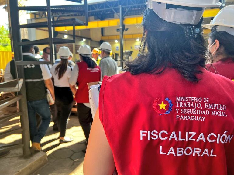 Fiscalizadores y técnicos de Seguridad y Salud Ocupacional del Ministerio de Trabajo en la fábrica de Novex SA, fabricante de los productos Ochsi, en San Lorenzo, donde el miércoles 7 de febrero se produjo una fuga de amoníaco.