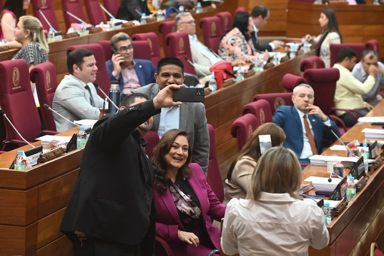 La actual lidereza de la bancada de HC, Rocío Abed, se hace una foto con el diputado oficialista Hugo Meza y visitantes de la cámara.