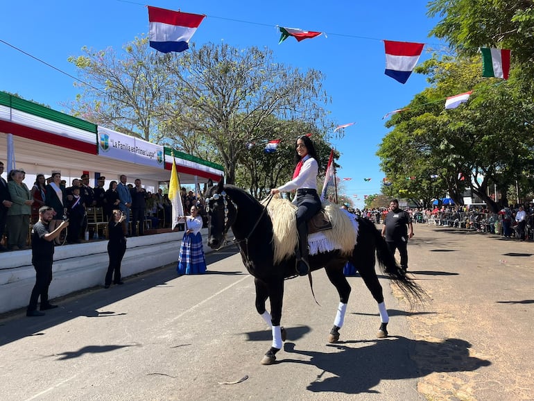 Las amazonas dieron un brillo especial al desfile desarrollado en la localidad de Nueva Italia.