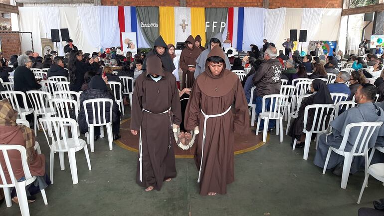 En una representación teatral unos jóvenes recordaron los estigmas de San Francisco de Asís.