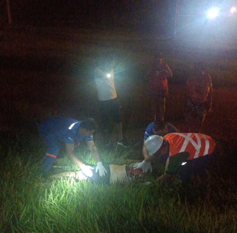 Bomberos voluntarios auxiliando a las víctimas del accidente.