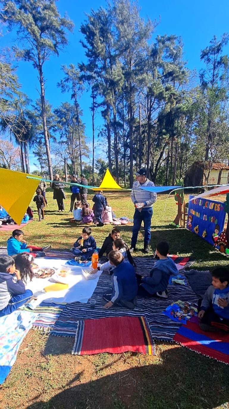 Escolares disfrutan al aire libre de las actividades desarrolladas por la semana del Día del Niño.