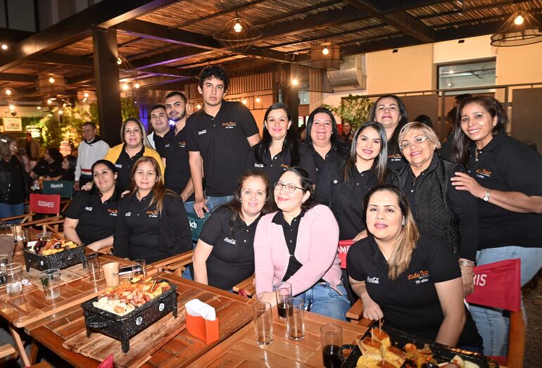 Parte de la fuerza laboral de Lido Bar, que acaba de festejar sus 70 años de fundación.