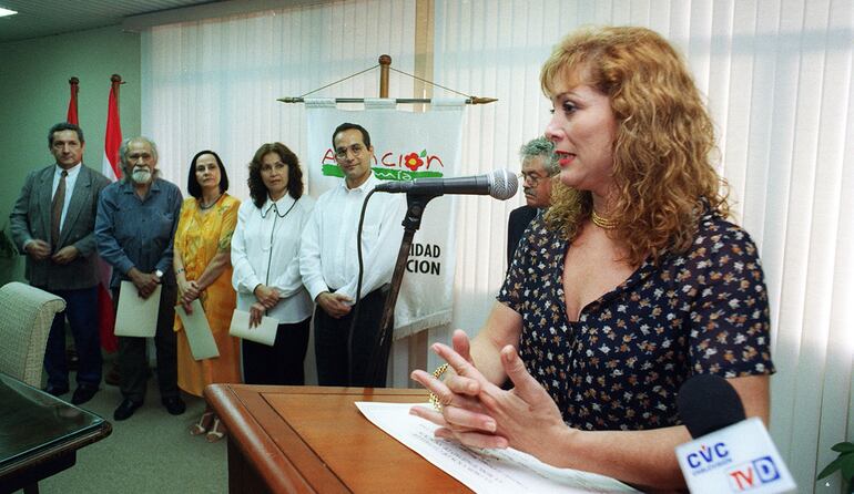 En 1998, Nila López recibió el Premio Municipal de Literatura por “Madre, hija y Espíritu Santo”.