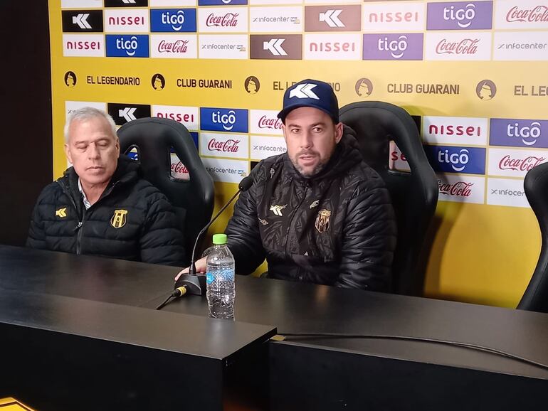 Ramón Giménez, gerente de Guaraní, y el nuevo entrenador Juan Pablo Pumpido.