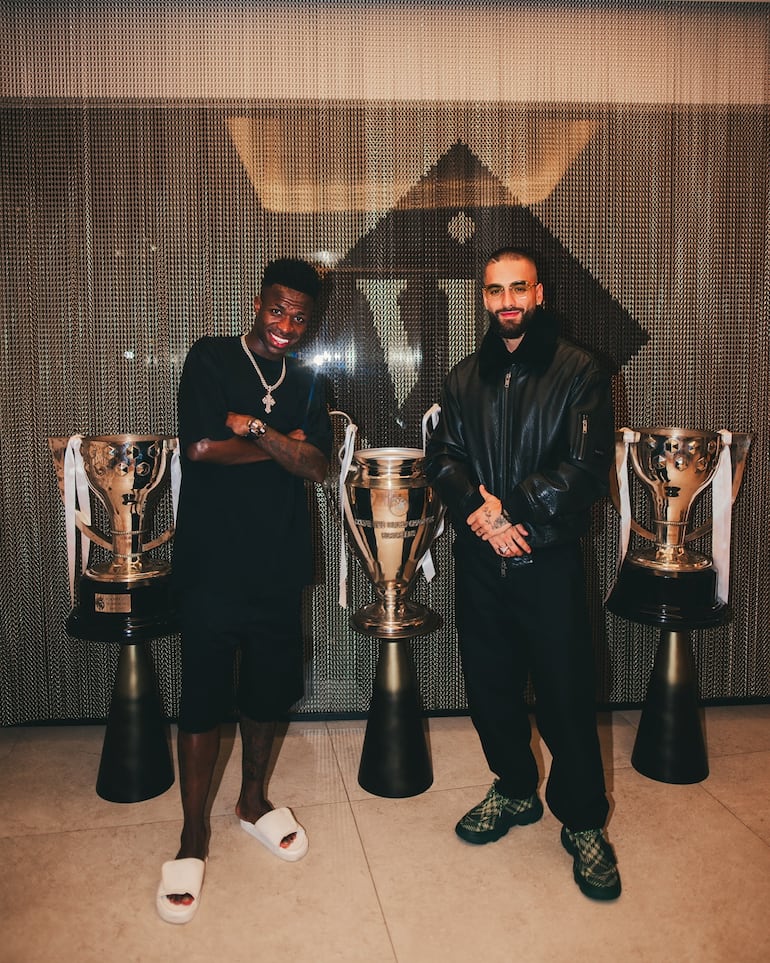 Vinícius Junior y Maluma posando con las copas conquistadas por el futbolista del Real Madrid. (Instagram/Maluma)