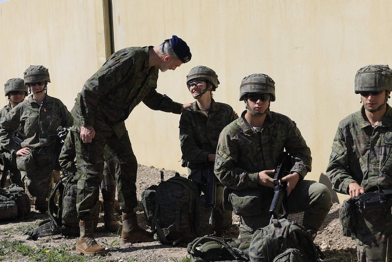 El rey Felipe VI saluda su hija Leonor, princesa de Asturias, durante su visita, el pasado 15 de marzo, a los alumnos de la Academia General Militar en el marco de las maniobras en el Centro Nacional de Adiestramiento de San Gregorio, en una imagen facilitada este lunes.