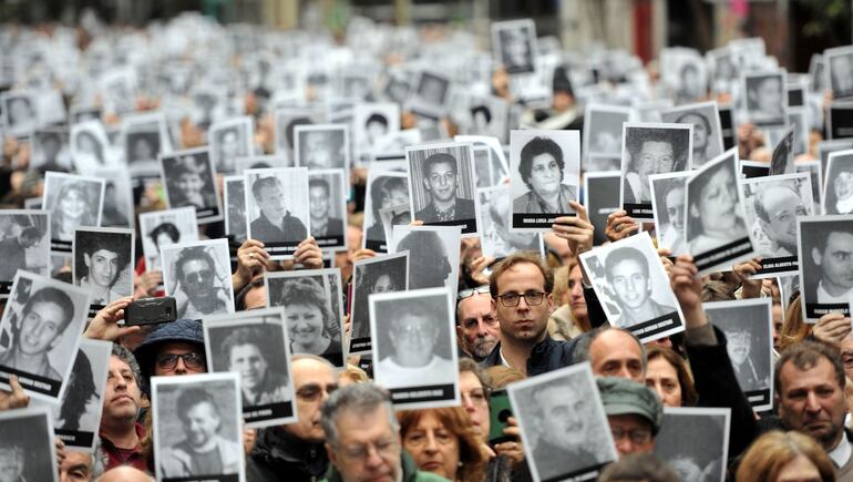Acto de recordación a las más de 80 víctimas del mortal ataque, hace  25 años,  contra la mutual judía AMIA, en Buenos Aires. El 18 de julio de 1994, un coche bomba   voló por los aires la sede.