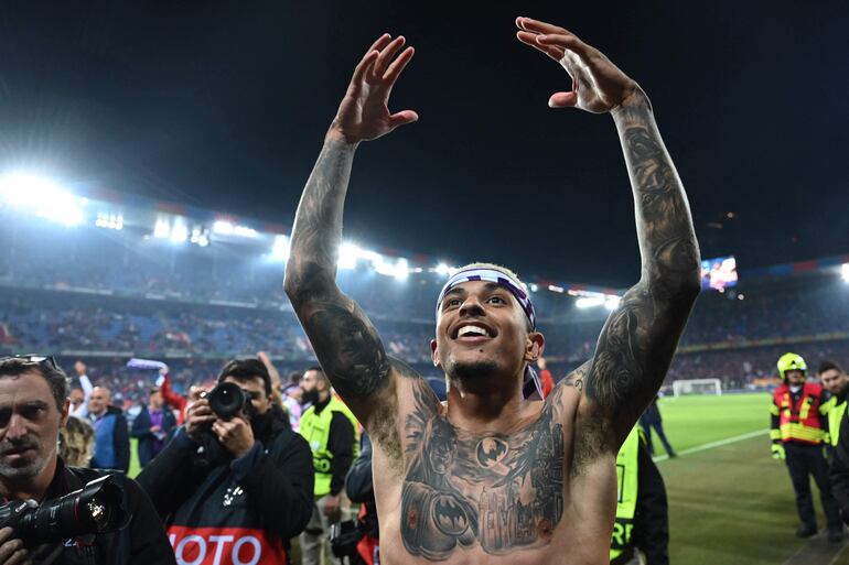 (FILES) Fiorentina's Brazil's defender Dodo celebrates after winning the UEFA Conference League semi-final second leg football match between Fiorentina and Basel, at the Saint Jakob-Park stadium, in Basel, Switzerland, on May 18, 2023. Brazil recalled defenders Alex Telles and Dodo for the qualifying match against Uruguay, following the physical problems suffered by Guilherme Arana and the suspension of Vanderson, informed the Brazilian Football Confederation (CBF) on November 15, 2024. (Photo by Sebastien Bozon / AFP)