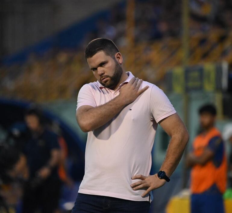 Ariel Galeano, entrenador de Libertad, durante el partido ante Luqueño.